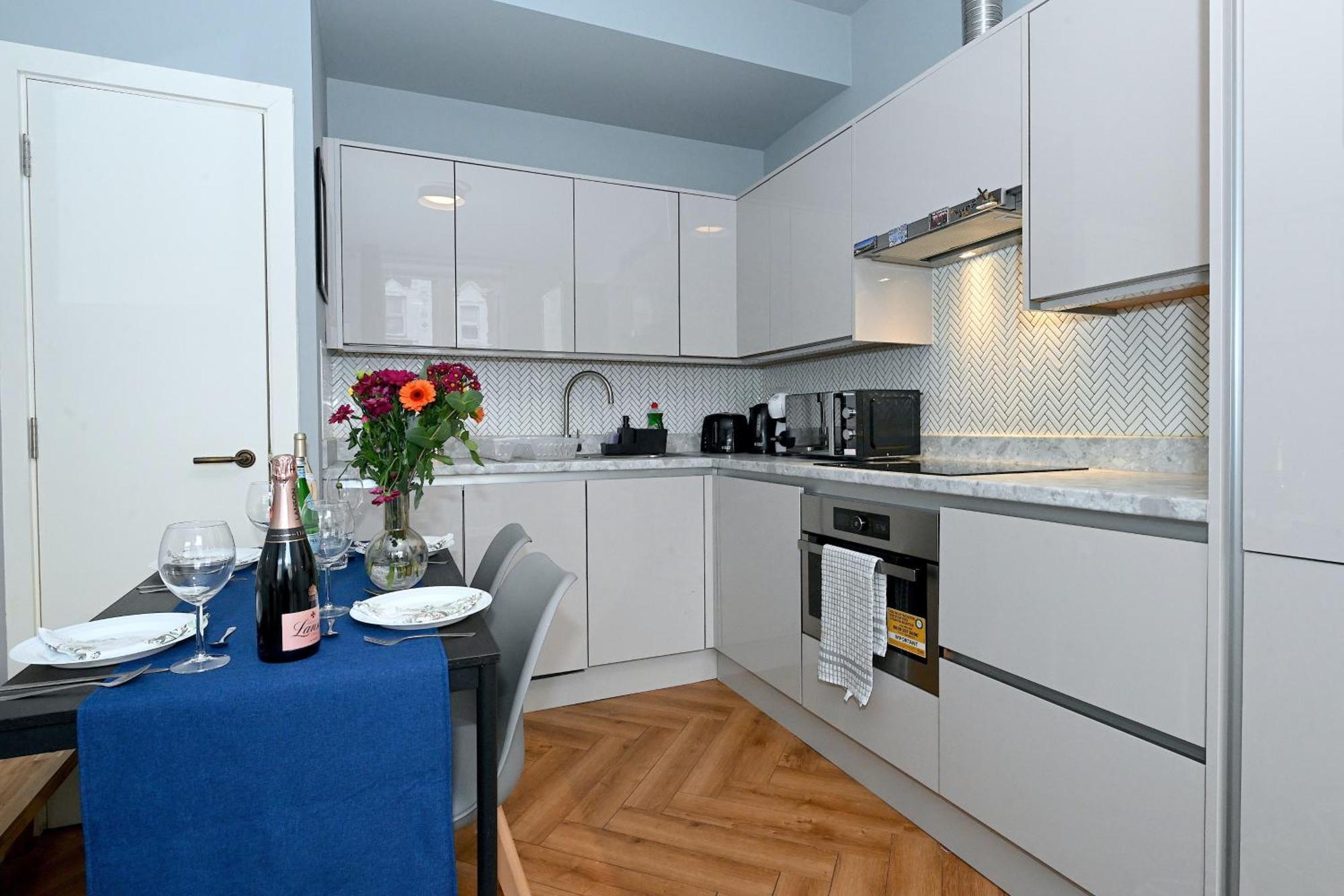 1 Bedroom Flat In Wood Green Piccadilly Line 런던 외부 사진