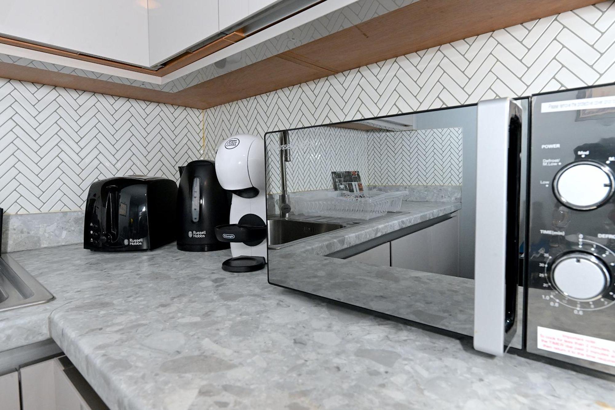 1 Bedroom Flat In Wood Green Piccadilly Line 런던 외부 사진